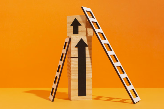 Symbol der Weiterentwicklung von zwei Leitern, die an Pfeilen, die nach oben zeigen lehnen